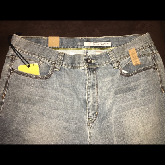 Men’s DKNY light wash jeans. Size 38 x 32. - Picture 4 of 5